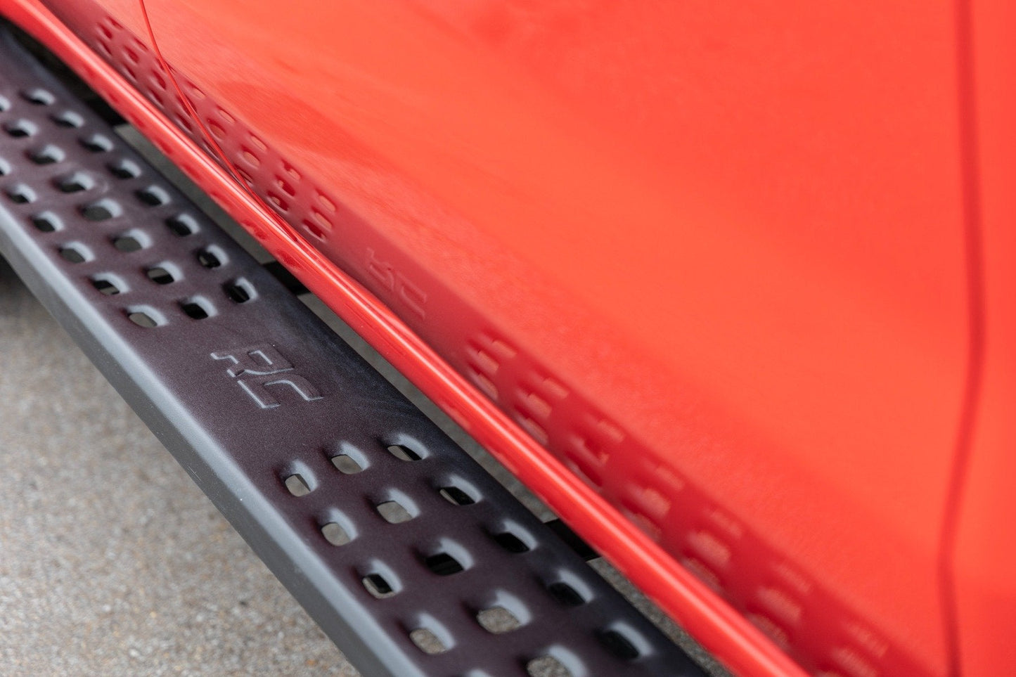 Rough Country | RPT2 Running Boards | Crew Cab | Black | Chevy/GMC 1500/2500HD/3500HD (19-23)