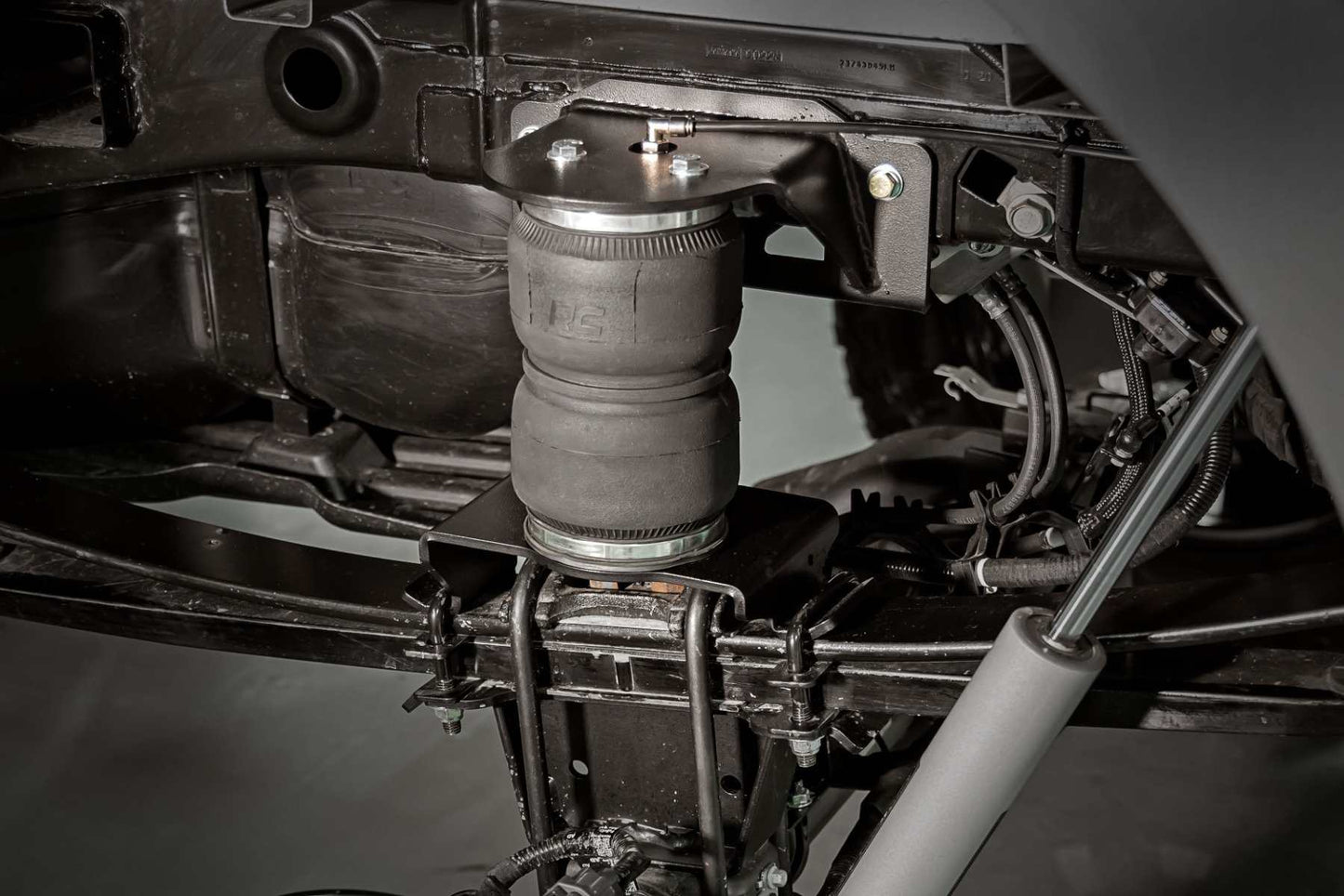 Rough Country Air Spring Kit | 0-6" Lifts | Ford F-150 4WD (2015-2020)