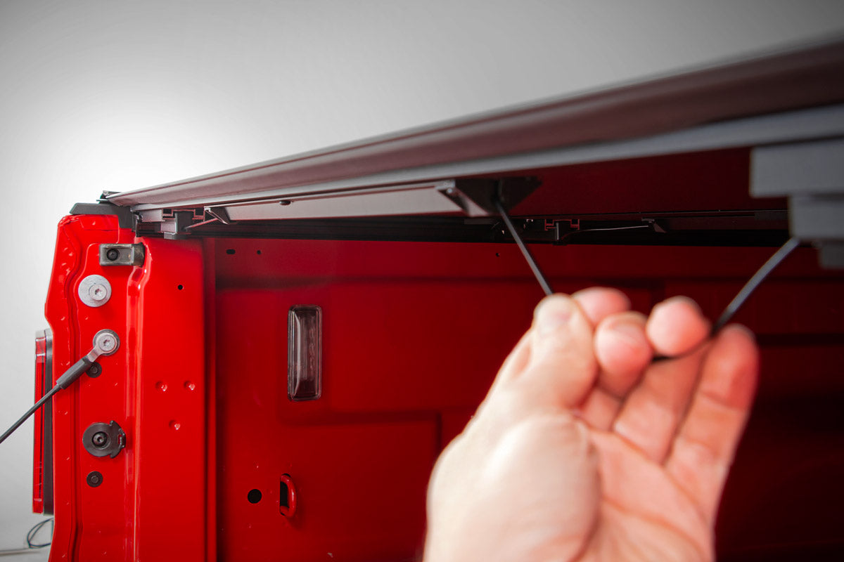 Rough Country  | Hard Low Profile Bed Cover | 6'7" Bed | Rail Cap | Chevy/GMC 1500/2500HD/3500HD (14-19)